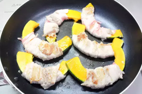 「【コールドスタート調理】なら焦げない・生焼けしない！「かぼちゃの豚巻き」を冷たいフライパンから焼いてみた」の画像