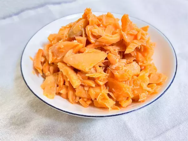 「【おかわり製造機】レンチンで「自家製鮭フレーク」作ってみた！市販品では出せないふっくらしっとり感♡」の画像