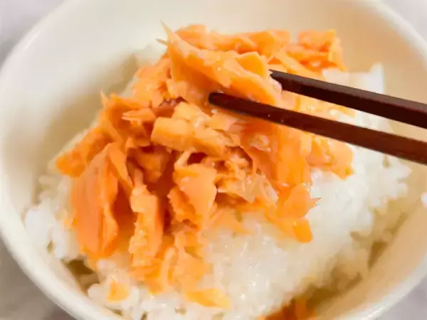 「【おかわり製造機】レンチンで「自家製鮭フレーク」作ってみた！市販品では出せないふっくらしっとり感♡」の画像