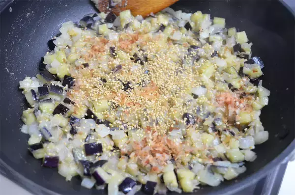 「【おてっか、って知ってる？】なす味噌とろ～り！長野の郷土食「おてっか」でおやき焼いてみた！とろける～♡」の画像