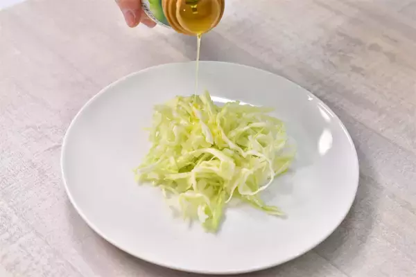 「【体をギュッとしぼりたいなら】「酢キャベツ」が最強!?野菜のプロが教える続けやすさの秘密【青髪のテツ】」の画像