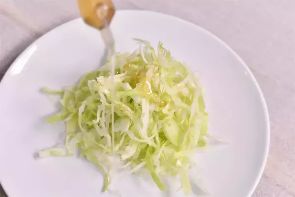 「【体をギュッとしぼりたいなら】「酢キャベツ」が最強!?野菜のプロが教える続けやすさの秘密【青髪のテツ】」の画像