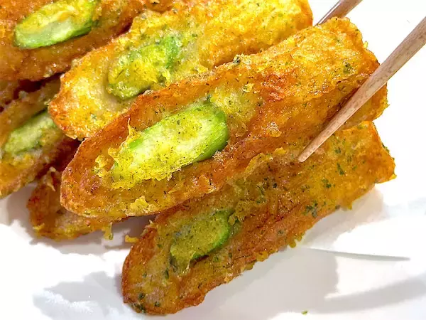 夫があと30個イケると絶賛！アスパラをちくわに詰めて「磯辺揚げ」作ろう！サックサク…からのカレー風味フワン♡