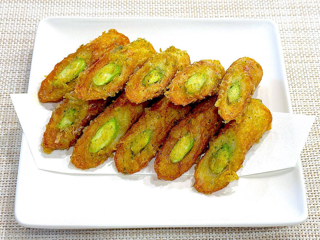 夫があと30個イケると絶賛！アスパラをちくわに詰めて「磯辺揚げ」作ろう！サックサク…からのカレー風味フワン♡