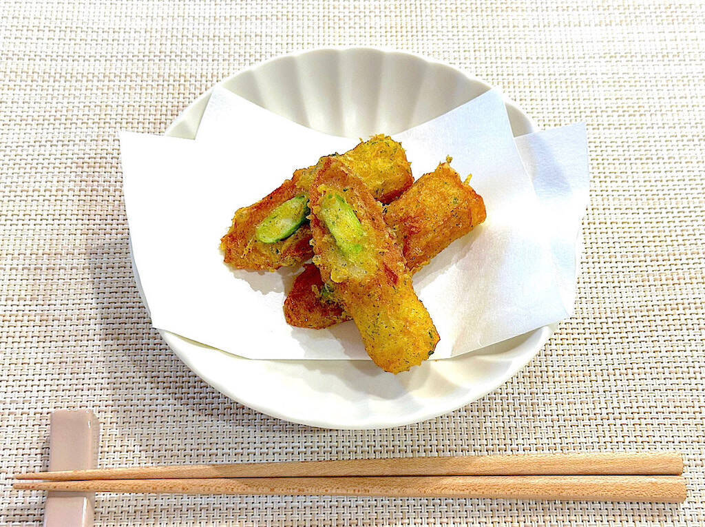 夫があと30個イケると絶賛！アスパラをちくわに詰めて「磯辺揚げ」作ろう！サックサク…からのカレー風味フワン♡