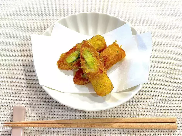 「夫があと30個イケると絶賛！アスパラをちくわに詰めて「磯辺揚げ」作ろう！サックサク…からのカレー風味フワン♡」の画像