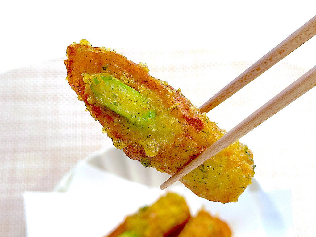 夫があと30個イケると絶賛！アスパラをちくわに詰めて「磯辺揚げ」作ろう！サックサク…からのカレー風味フワン♡