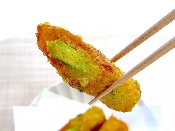 「夫があと30個イケると絶賛！アスパラをちくわに詰めて「磯辺揚げ」作ろう！サックサク…からのカレー風味フワン♡」の画像