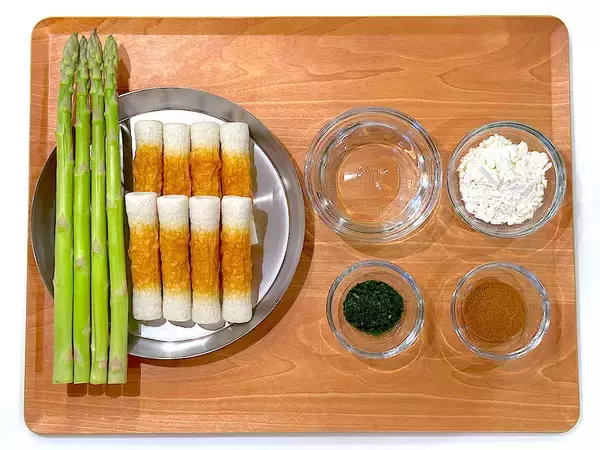 「夫があと30個イケると絶賛！アスパラをちくわに詰めて「磯辺揚げ」作ろう！サックサク…からのカレー風味フワン♡」の画像