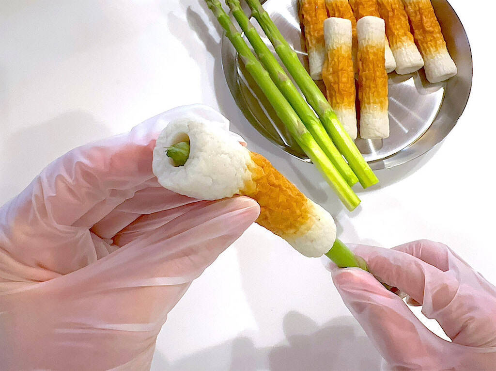 夫があと30個イケると絶賛！アスパラをちくわに詰めて「磯辺揚げ」作ろう！サックサク…からのカレー風味フワン♡
