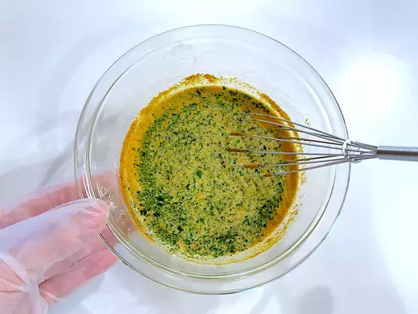「夫があと30個イケると絶賛！アスパラをちくわに詰めて「磯辺揚げ」作ろう！サックサク…からのカレー風味フワン♡」の画像