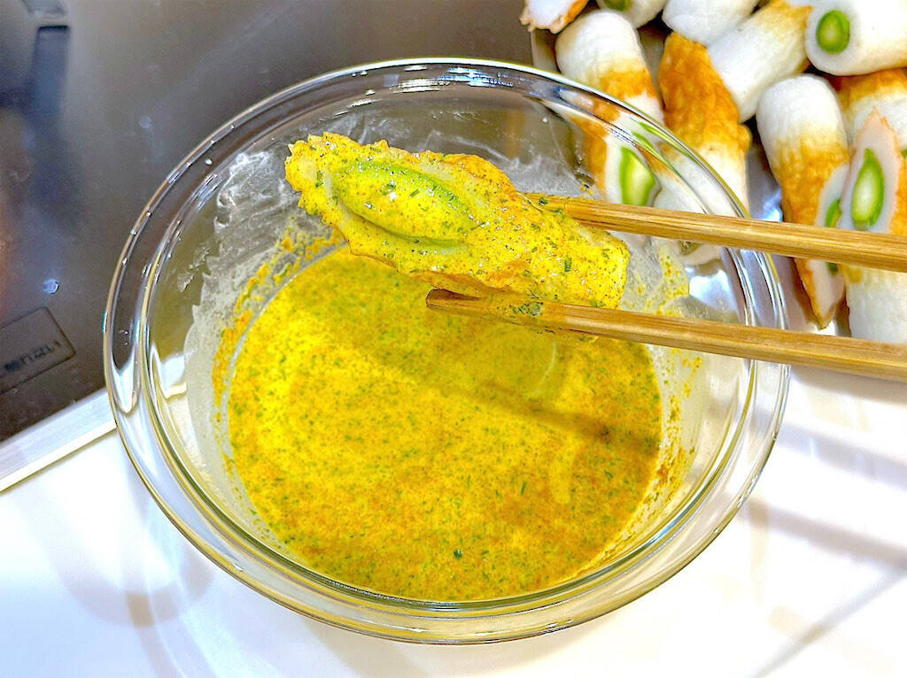 夫があと30個イケると絶賛！アスパラをちくわに詰めて「磯辺揚げ」作ろう！サックサク…からのカレー風味フワン♡