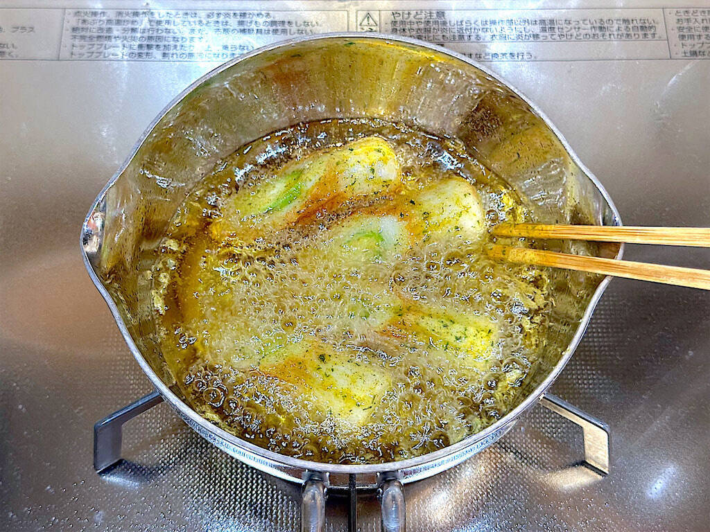 夫があと30個イケると絶賛！アスパラをちくわに詰めて「磯辺揚げ」作ろう！サックサク…からのカレー風味フワン♡