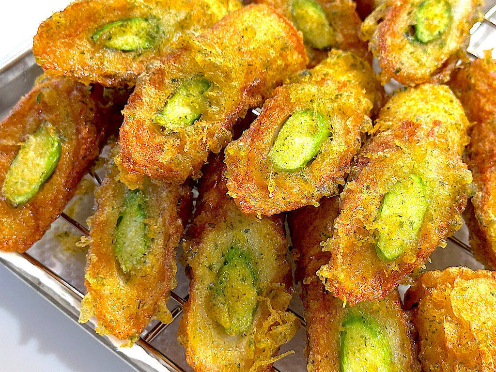 夫があと30個イケると絶賛！アスパラをちくわに詰めて「磯辺揚げ」作ろう！サックサク…からのカレー風味フワン♡