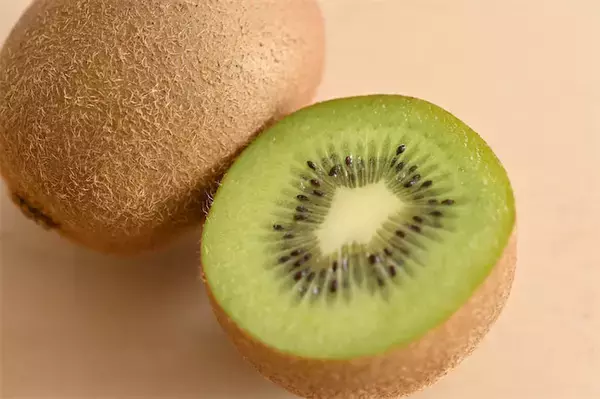 酸っぱい「キウイ」を甘くする裏技試してみた！え、ショックを与えて保存!?スライスして一晩おく!?【比較実験】