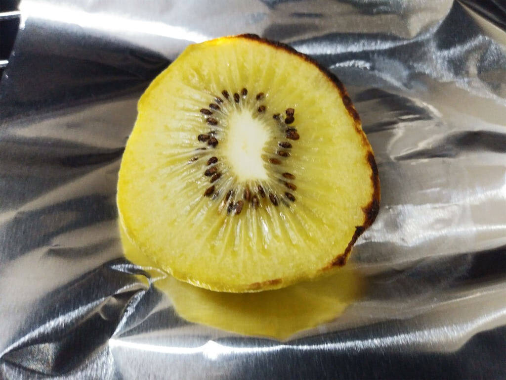 酸っぱい「キウイ」を甘くする裏技試してみた！え、ショックを与えて保存!?スライスして一晩おく!?【比較実験】