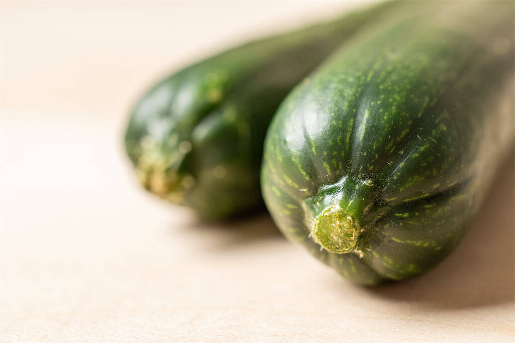 【野菜クイズ】スーパーのきゅうり…鮮度はどこで見分ける？「トゲ」「ヘタ」「先端の花」【きゅうり農家直伝】