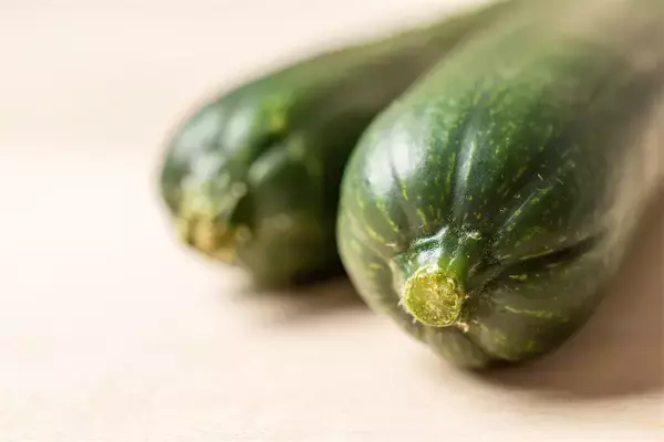 「【野菜クイズ】スーパーのきゅうり…鮮度はどこで見分ける？「トゲ」「ヘタ」「先端の花」【きゅうり農家直伝】」の画像