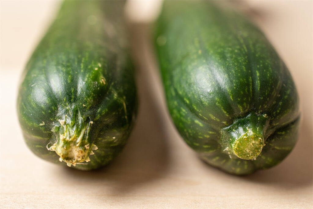 【野菜クイズ】スーパーのきゅうり…鮮度はどこで見分ける？「トゲ」「ヘタ」「先端の花」【きゅうり農家直伝】