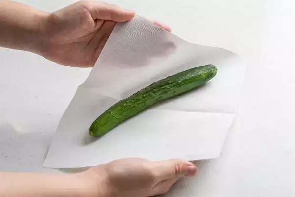 「【野菜クイズ】スーパーのきゅうり…鮮度はどこで見分ける？「トゲ」「ヘタ」「先端の花」【きゅうり農家直伝】」の画像