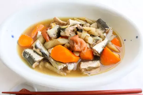 「【ズボラでも作れる魚料理】頭とワタ取るだけ「イワシと根菜の梅しょうゆ煮」作ってみた！小骨ごとイケる♪」の画像