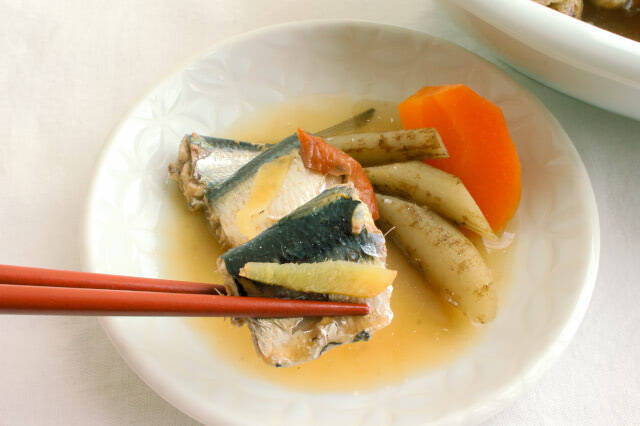 【ズボラでも作れる魚料理】頭とワタ取るだけ「イワシと根菜の梅しょうゆ煮」作ってみた！小骨ごとイケる♪
