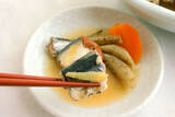 「【ズボラでも作れる魚料理】頭とワタ取るだけ「イワシと根菜の梅しょうゆ煮」作ってみた！小骨ごとイケる♪」の画像11