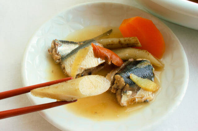 【ズボラでも作れる魚料理】頭とワタ取るだけ「イワシと根菜の梅しょうゆ煮」作ってみた！小骨ごとイケる♪