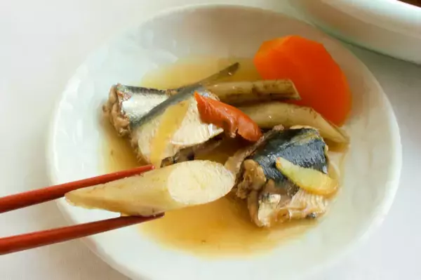 「【ズボラでも作れる魚料理】頭とワタ取るだけ「イワシと根菜の梅しょうゆ煮」作ってみた！小骨ごとイケる♪」の画像