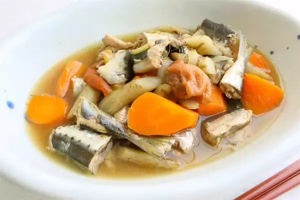 「【ズボラでも作れる魚料理】頭とワタ取るだけ「イワシと根菜の梅しょうゆ煮」作ってみた！小骨ごとイケる♪」の画像