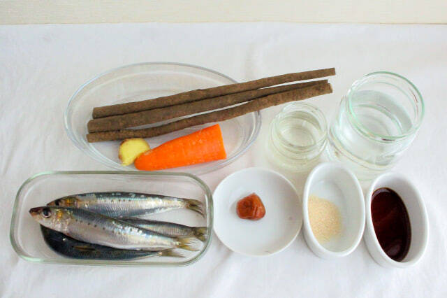 【ズボラでも作れる魚料理】頭とワタ取るだけ「イワシと根菜の梅しょうゆ煮」作ってみた！小骨ごとイケる♪