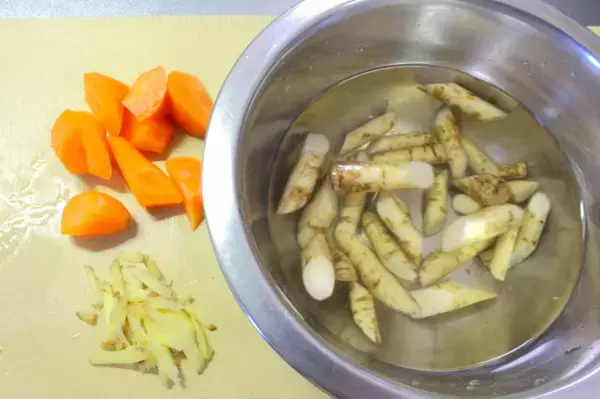 「【ズボラでも作れる魚料理】頭とワタ取るだけ「イワシと根菜の梅しょうゆ煮」作ってみた！小骨ごとイケる♪」の画像