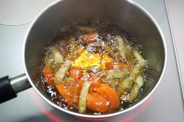 「【ズボラでも作れる魚料理】頭とワタ取るだけ「イワシと根菜の梅しょうゆ煮」作ってみた！小骨ごとイケる♪」の画像