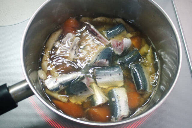 【ズボラでも作れる魚料理】頭とワタ取るだけ「イワシと根菜の梅しょうゆ煮」作ってみた！小骨ごとイケる♪