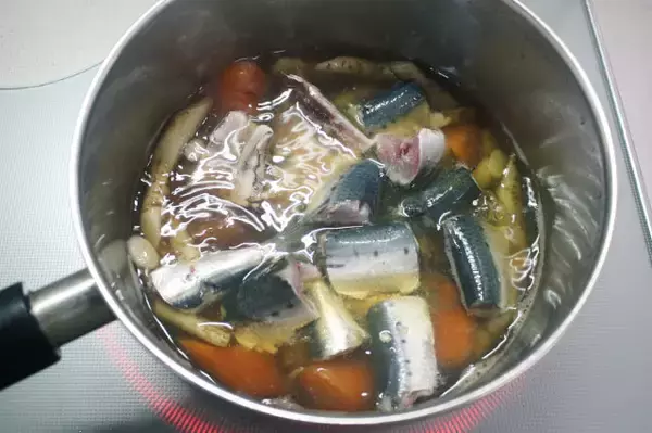 「【ズボラでも作れる魚料理】頭とワタ取るだけ「イワシと根菜の梅しょうゆ煮」作ってみた！小骨ごとイケる♪」の画像