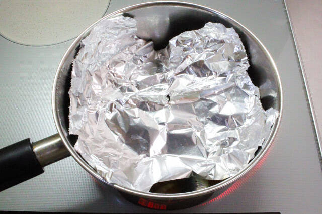 【ズボラでも作れる魚料理】頭とワタ取るだけ「イワシと根菜の梅しょうゆ煮」作ってみた！小骨ごとイケる♪