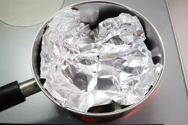 「【ズボラでも作れる魚料理】頭とワタ取るだけ「イワシと根菜の梅しょうゆ煮」作ってみた！小骨ごとイケる♪」の画像