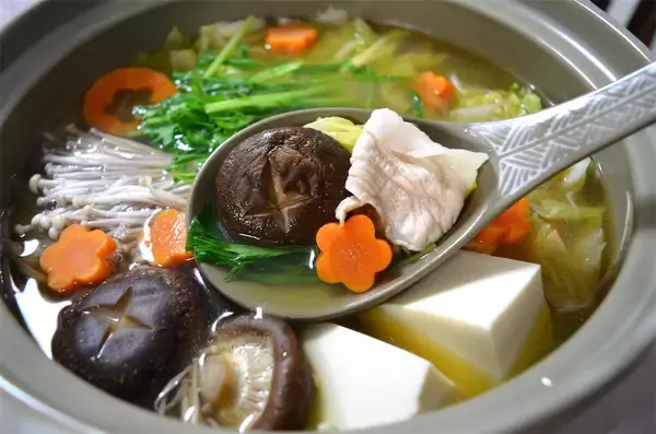 「【春の鍋料理】「緑茶」で豚肉をしゃぶしゃぶしてみた！香りと旨味でお口の中が茶畑や〜♡【静岡県の農家直伝】」の画像