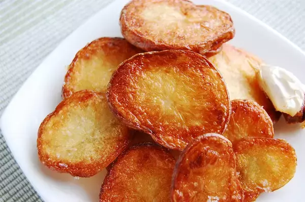 「【水分を最大限飛ばしたら焼きつけろ】ジャガイモなのに甘～い♡ザックザクが過ぎる「悶絶ポテト」作ろう！」の画像