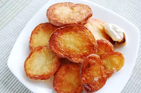 「【水分を最大限飛ばしたら焼きつけろ】ジャガイモなのに甘～い♡ザックザクが過ぎる「悶絶ポテト」作ろう！」の画像