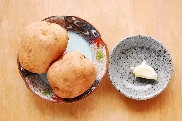 「【水分を最大限飛ばしたら焼きつけろ】ジャガイモなのに甘～い♡ザックザクが過ぎる「悶絶ポテト」作ろう！」の画像
