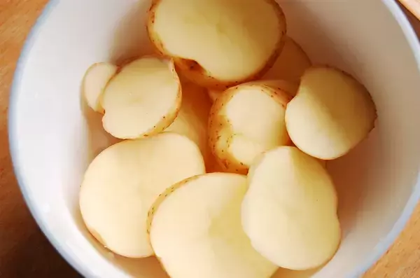 「【水分を最大限飛ばしたら焼きつけろ】ジャガイモなのに甘～い♡ザックザクが過ぎる「悶絶ポテト」作ろう！」の画像