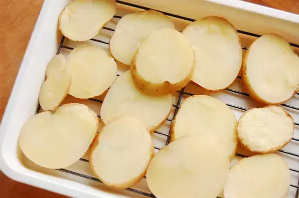 「【水分を最大限飛ばしたら焼きつけろ】ジャガイモなのに甘～い♡ザックザクが過ぎる「悶絶ポテト」作ろう！」の画像