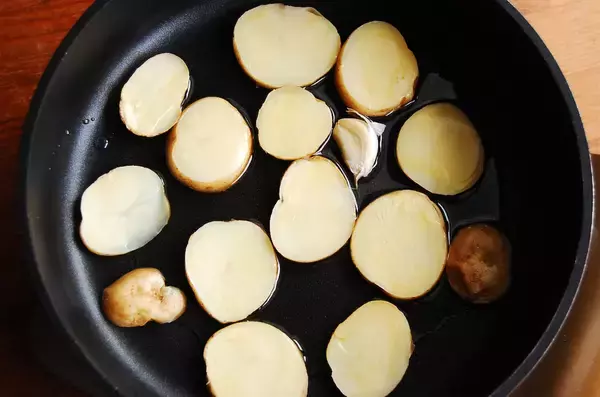 「【水分を最大限飛ばしたら焼きつけろ】ジャガイモなのに甘～い♡ザックザクが過ぎる「悶絶ポテト」作ろう！」の画像