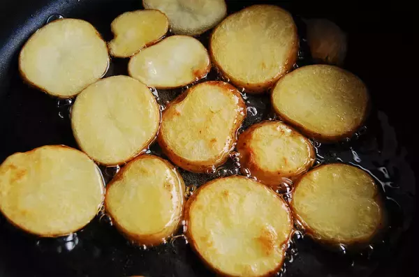 「【水分を最大限飛ばしたら焼きつけろ】ジャガイモなのに甘～い♡ザックザクが過ぎる「悶絶ポテト」作ろう！」の画像