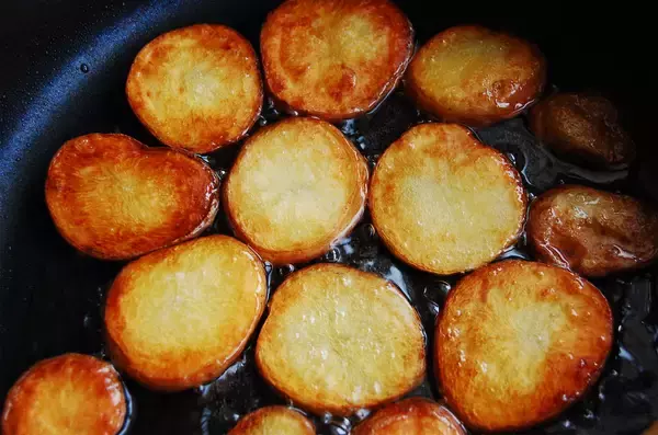 「【水分を最大限飛ばしたら焼きつけろ】ジャガイモなのに甘～い♡ザックザクが過ぎる「悶絶ポテト」作ろう！」の画像