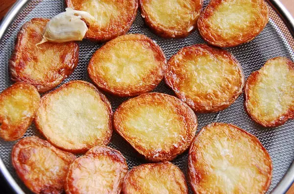 「【水分を最大限飛ばしたら焼きつけろ】ジャガイモなのに甘～い♡ザックザクが過ぎる「悶絶ポテト」作ろう！」の画像