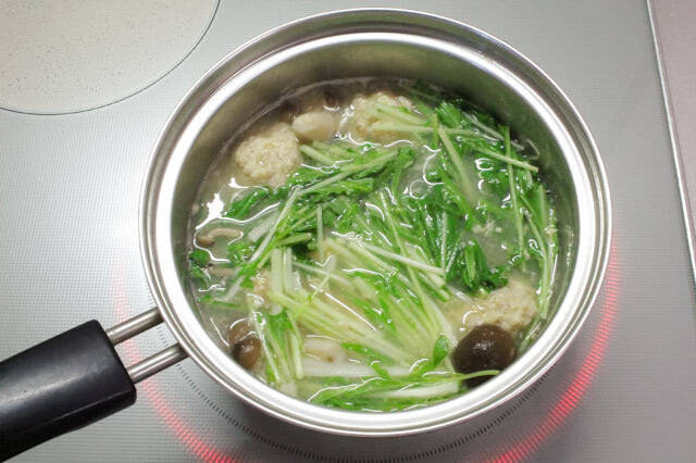 【まるで一人鍋】水で煮込む「鶏だんごみそ汁」が絶品すぎた！もも肉の脂としめじの旨味が溶け出して…