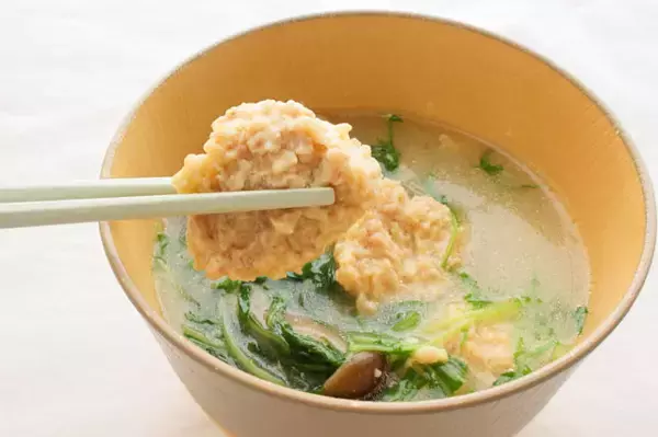 「【まるで一人鍋】水で煮込む「鶏だんごみそ汁」が絶品すぎた！もも肉の脂としめじの旨味が溶け出して…」の画像