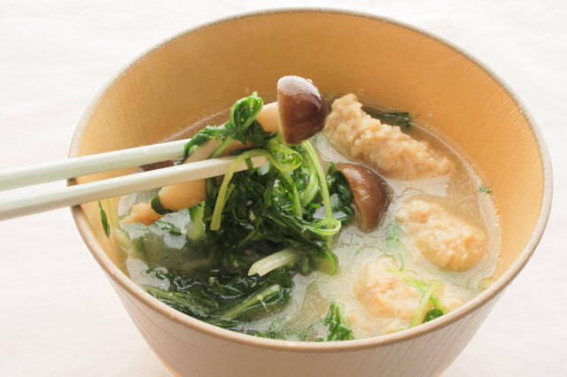【まるで一人鍋】水で煮込む「鶏だんごみそ汁」が絶品すぎた！もも肉の脂としめじの旨味が溶け出して…